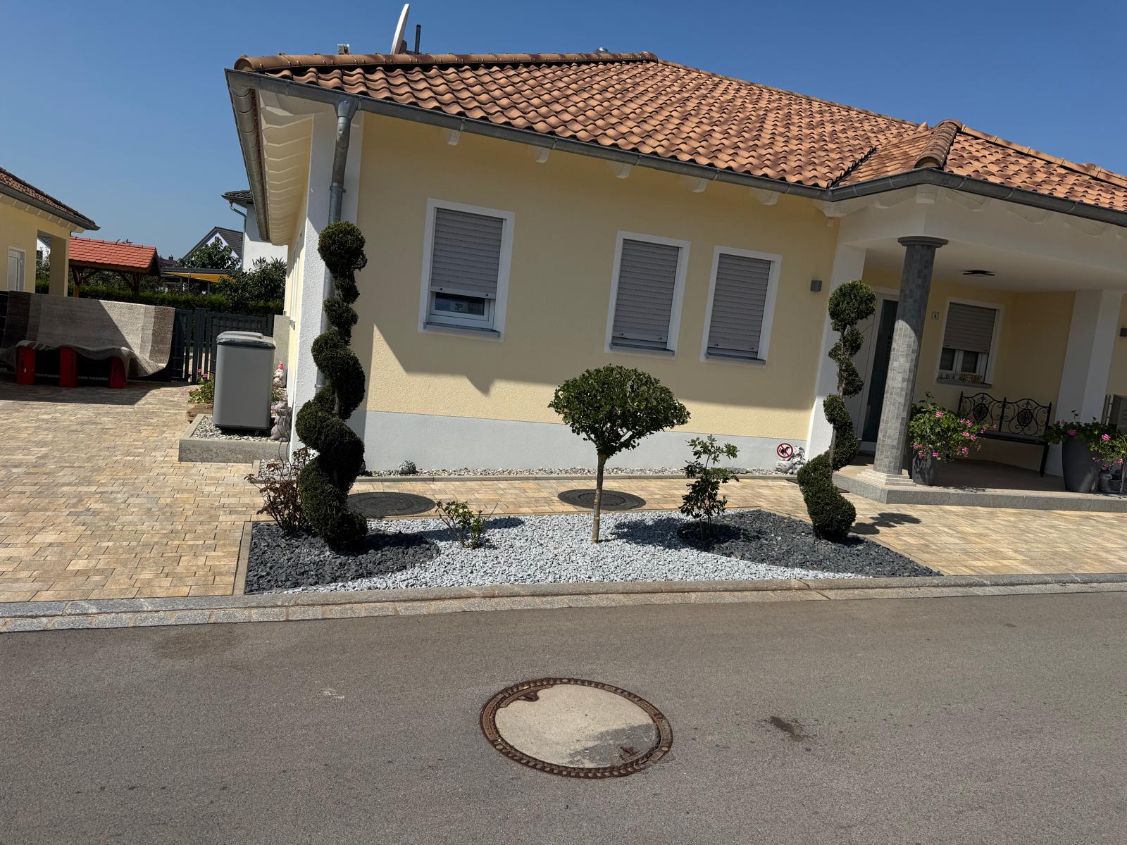 Gepflegte Außenanlage nach Gartenarbeit